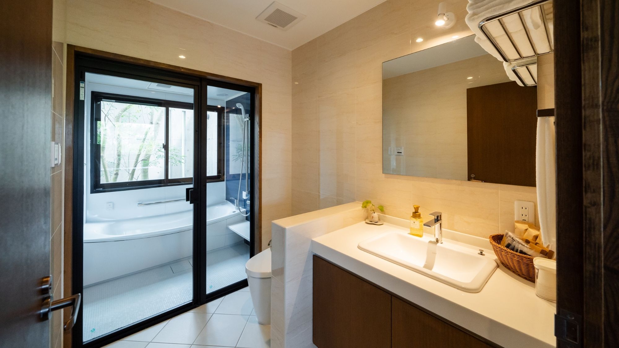 【1F - 森 - Forest -】バス・トイレ付き、全館禁煙の快適なスイートルーム。