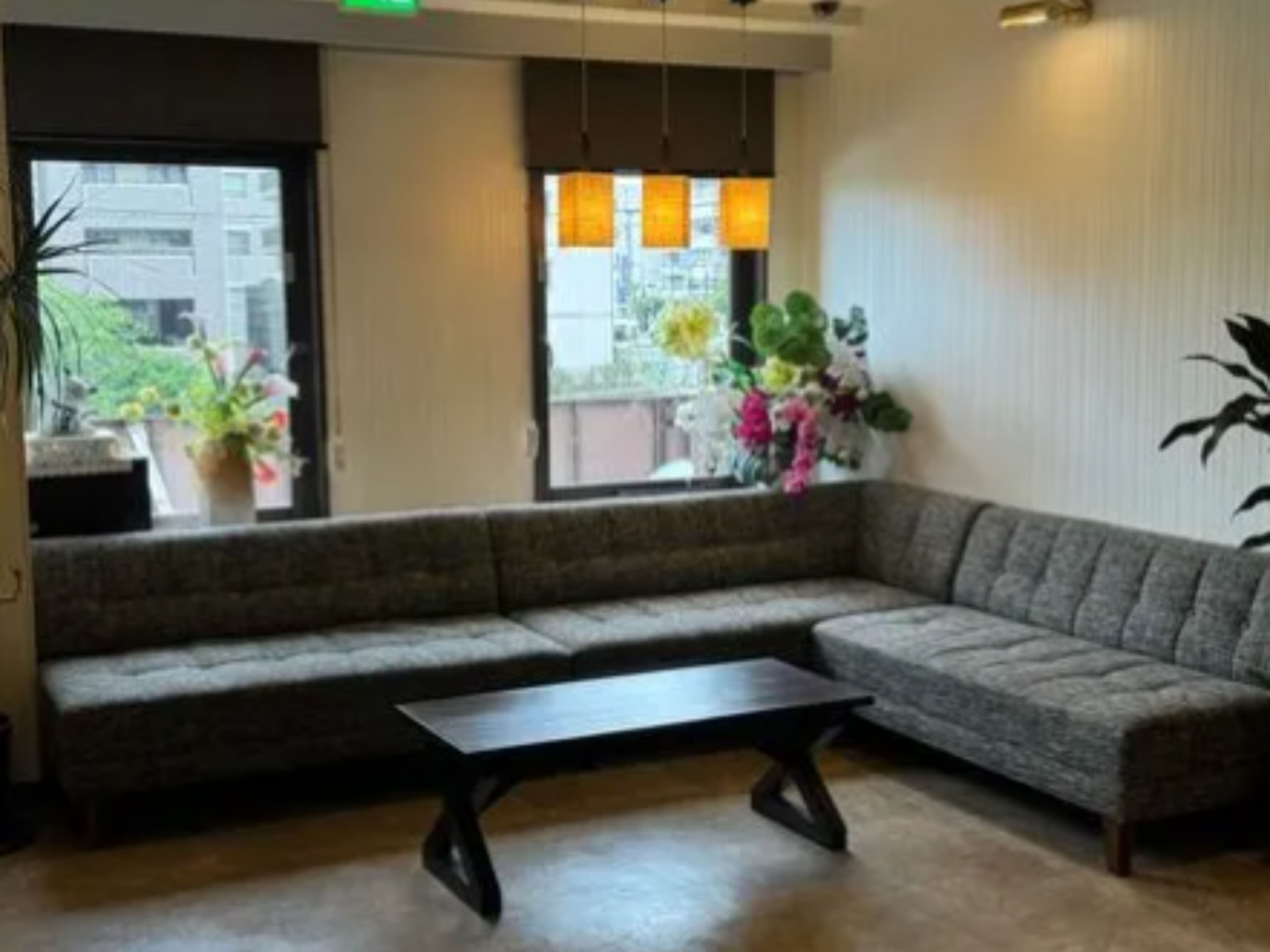 レストラン前ソファ