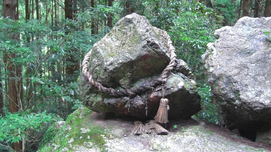 ゴトゴト石：どんなに押しても決して落ちない不思議な石。合格祈願にご利益あり？