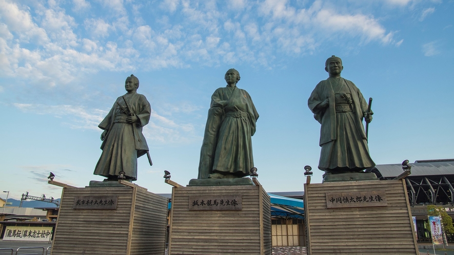 高知駅前の３志士像