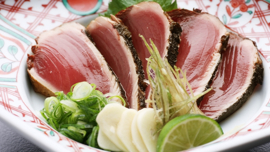 かつおのタタキ：高知県の県魚であるカツオは、日常的に食べられている食材です