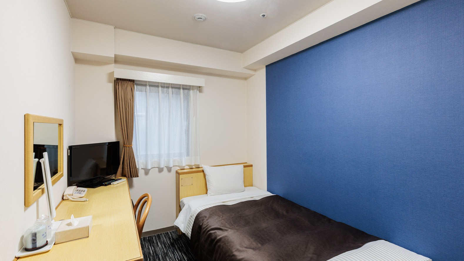 シングル一例です。身体の疲れをとってゆっくりとおくつろぎ頂けるお部屋です。