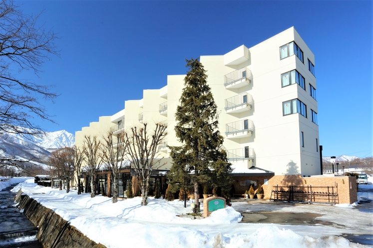 雪景色のホテル白馬外観