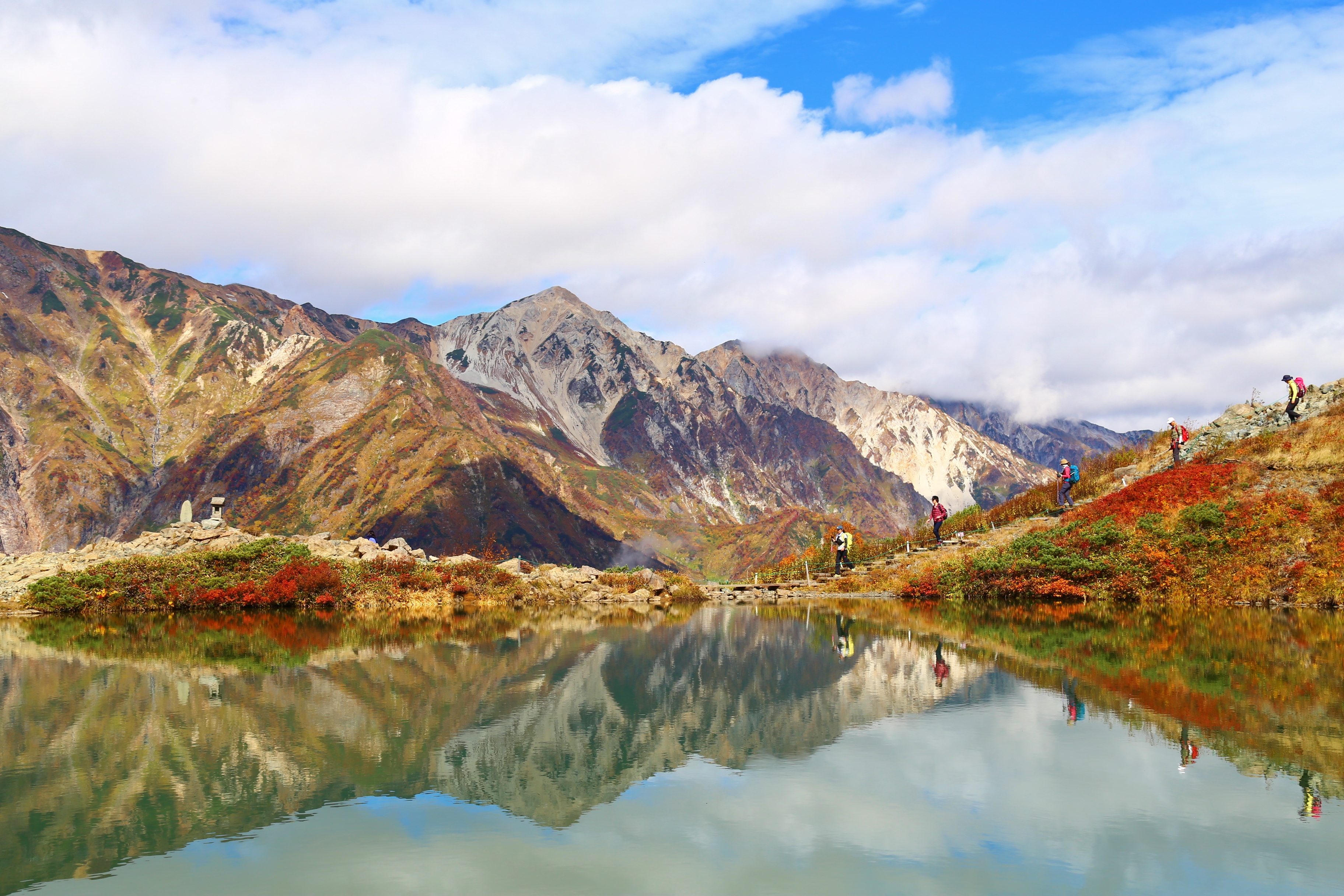 【10月】秋の八方池に映る白馬三山