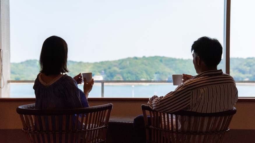 【みさき亭】海を眺める特等席。港へ渡る舟を眺めながら島時間を過ごす。夕食は贅沢会席