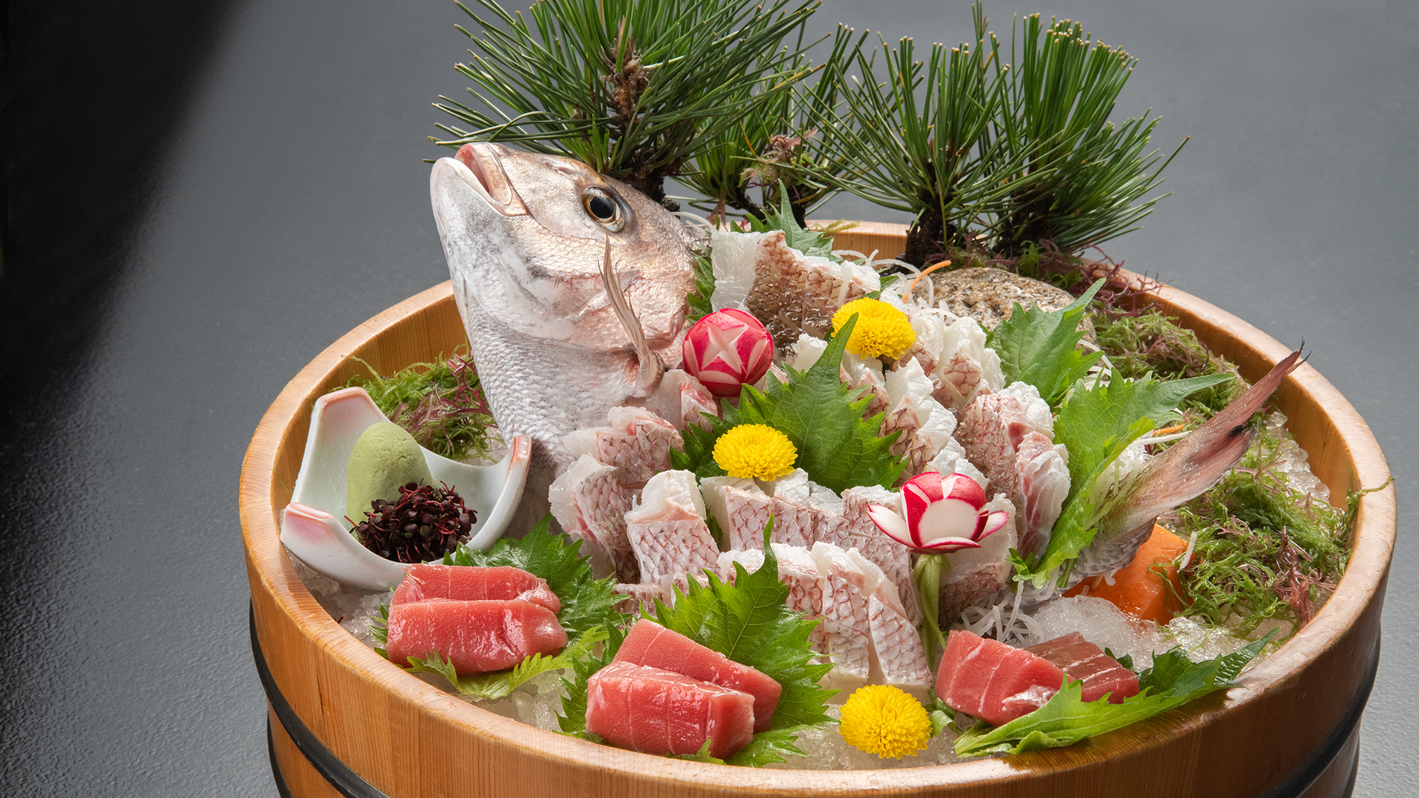 【夕食一例】鯛のお造り　桶盛