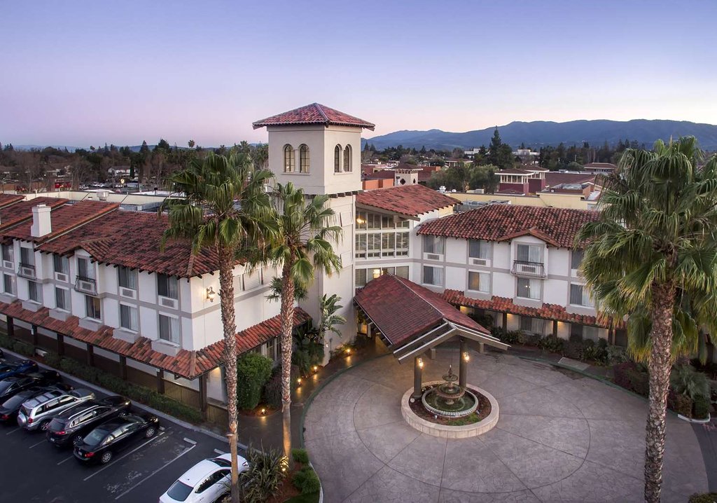 ダブルツリー バイ ヒルトン キャンベル プルーンヤード プラザ