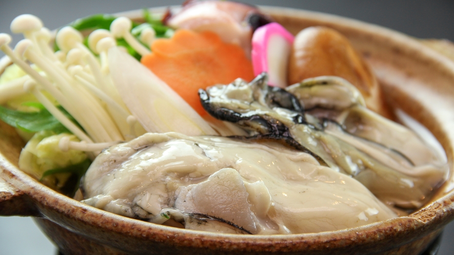 #お食事一例_豊かな海で養殖された大ぶりの牡蠣は生でもお鍋にしても、海のミネラルをそのままに感じてい