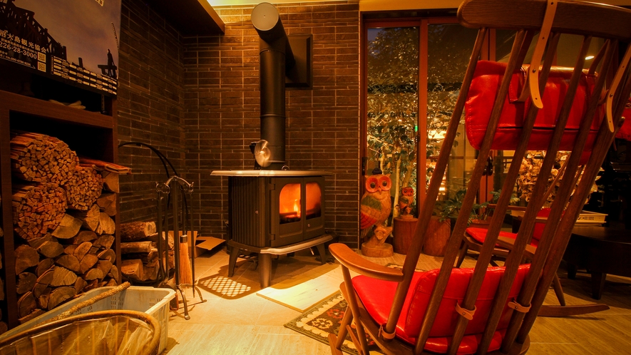 #館内_明海荘のコンセプトは「島のリゾート。ロッキングチェアがゆれる心休まる空間です。　