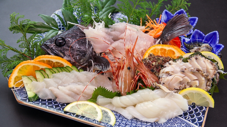 #お食事一例_その日に水揚げされた魚介を贅沢に盛り合わせ。　