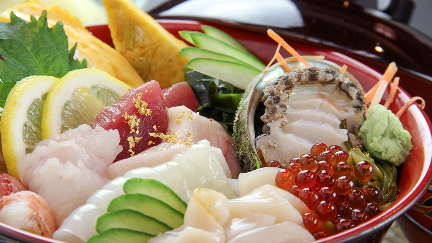 #お食事一例_ まるで宝石箱！明海荘特製の海鮮丼♪　