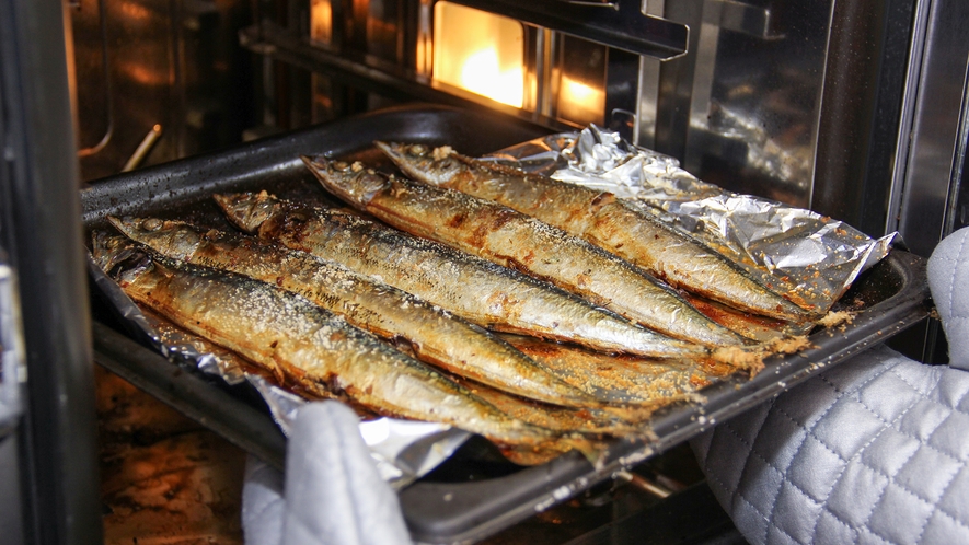 #お食事一例_秋刀魚。気仙沼は全国指折りの産地です。明海荘ではオーブンで焼くことで頭から丸ごと食べら