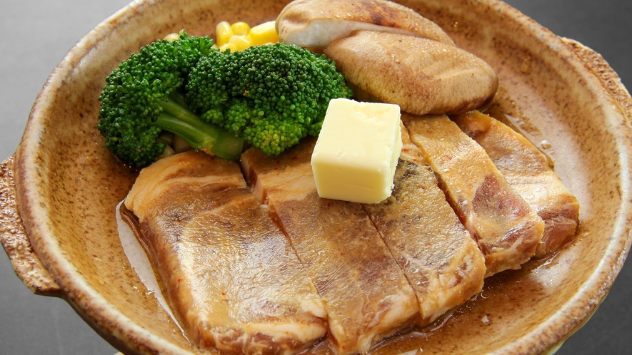 #お食事一例_宮城県が誇るブランド豚「伊豆沼ポーク」。赤身はきめ細かくしなやかで脂は濃厚な旨味が特徴