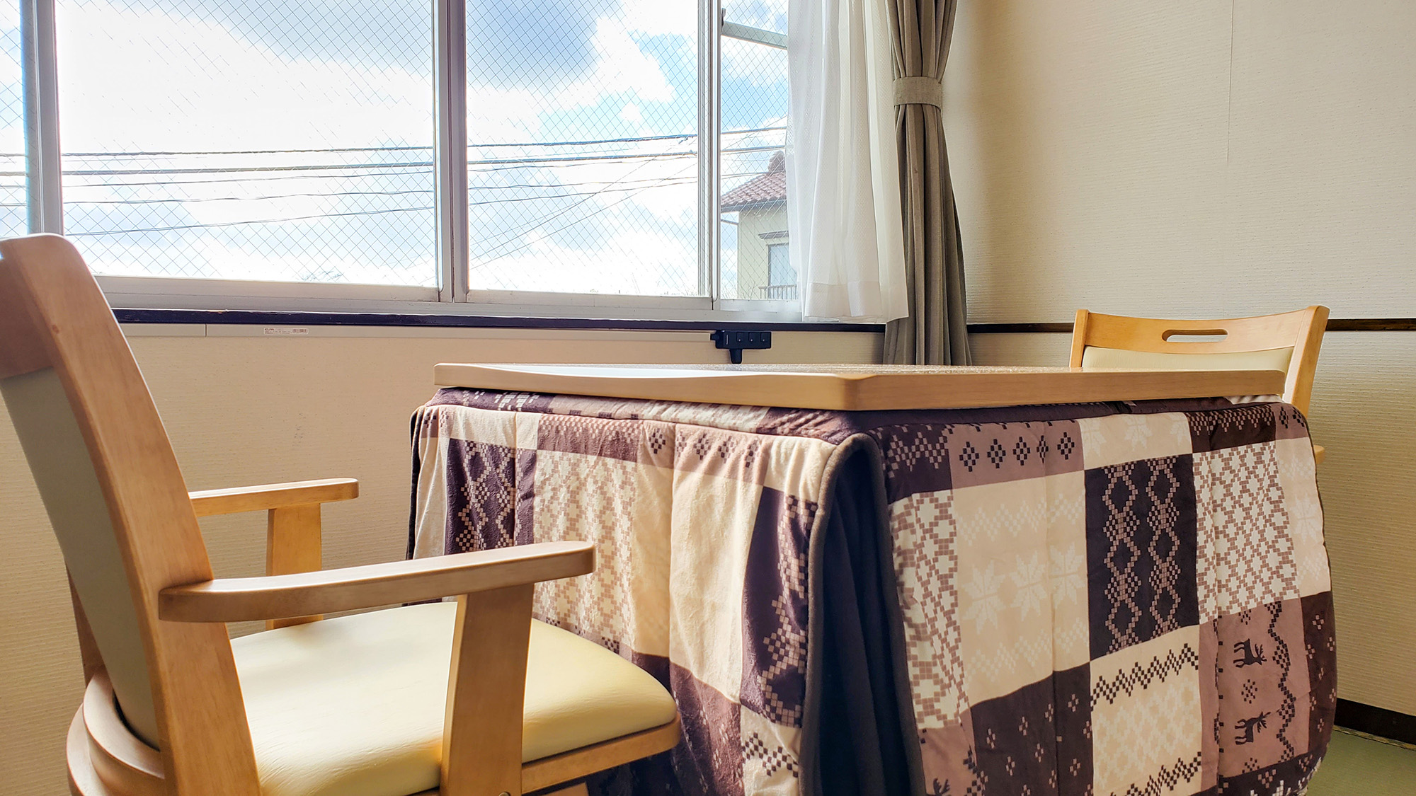 #ベッドツインルーム　冬はコタツを完備。窓の外に広がる大島の穏やかな風景に癒されるひととき。