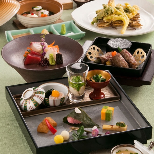 〈新感覚・日本料理　雅〉食材だけではなく、器までこだわりぬいた懐石料理を美味しく楽しめます。