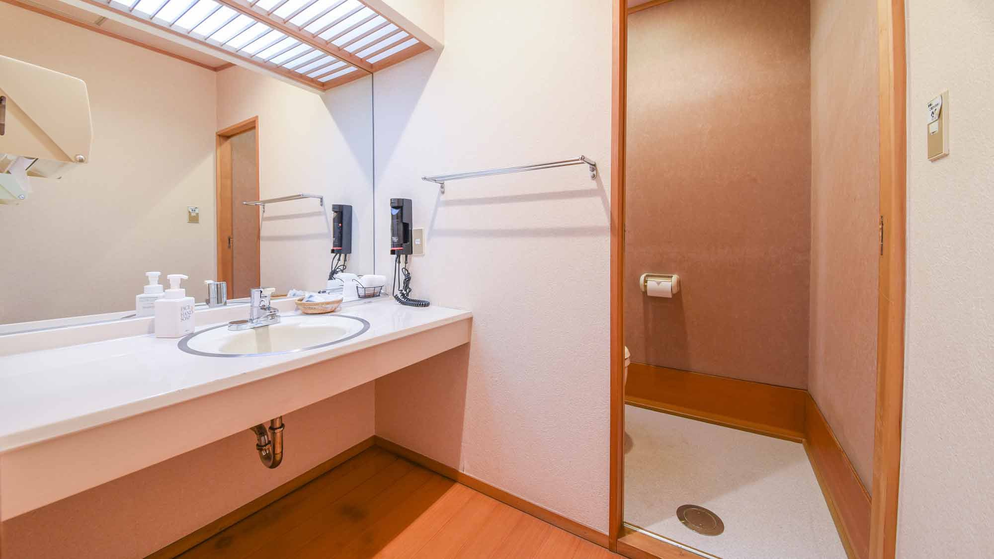 *【客室/和室12畳】鏡が広々、清潔感のある洗面台です。