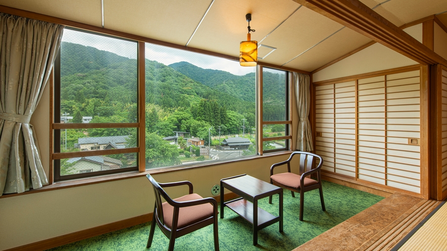 *【客室/507号室山側】大きな窓越しに広がる四季の山景色をご堪能ください。