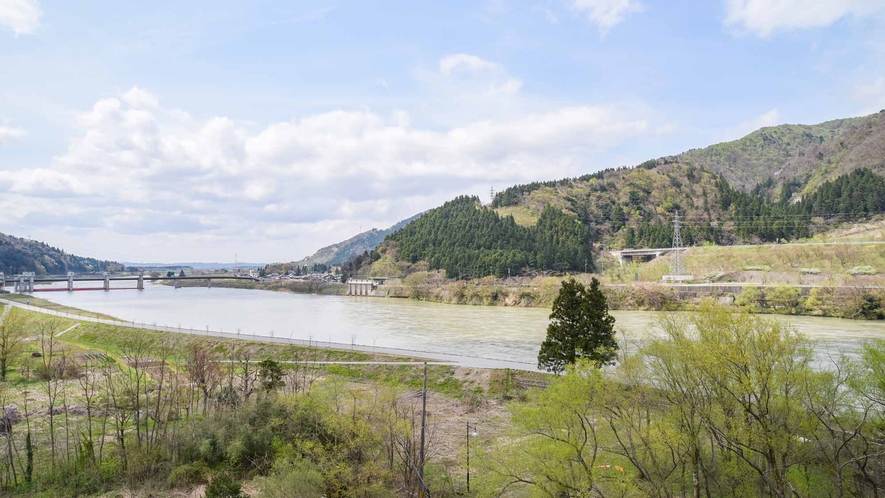 *【客室/和室12畳】川側客室からの眺望。四季折々、阿賀野川の雄大な自然をお楽しみください。