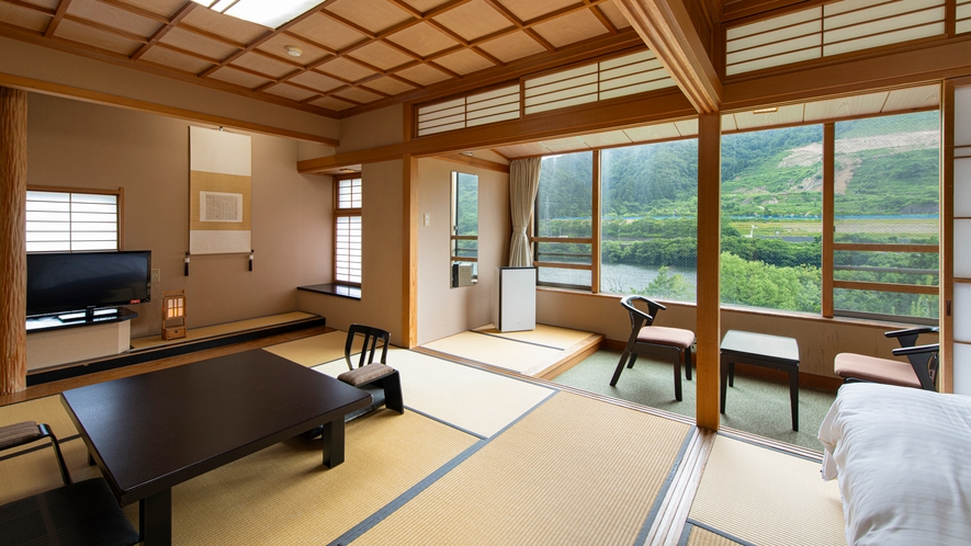 *【客室/501号室川側】2間続 8畳+6畳、窓辺の特等席で雄大な景色をお楽しみください。