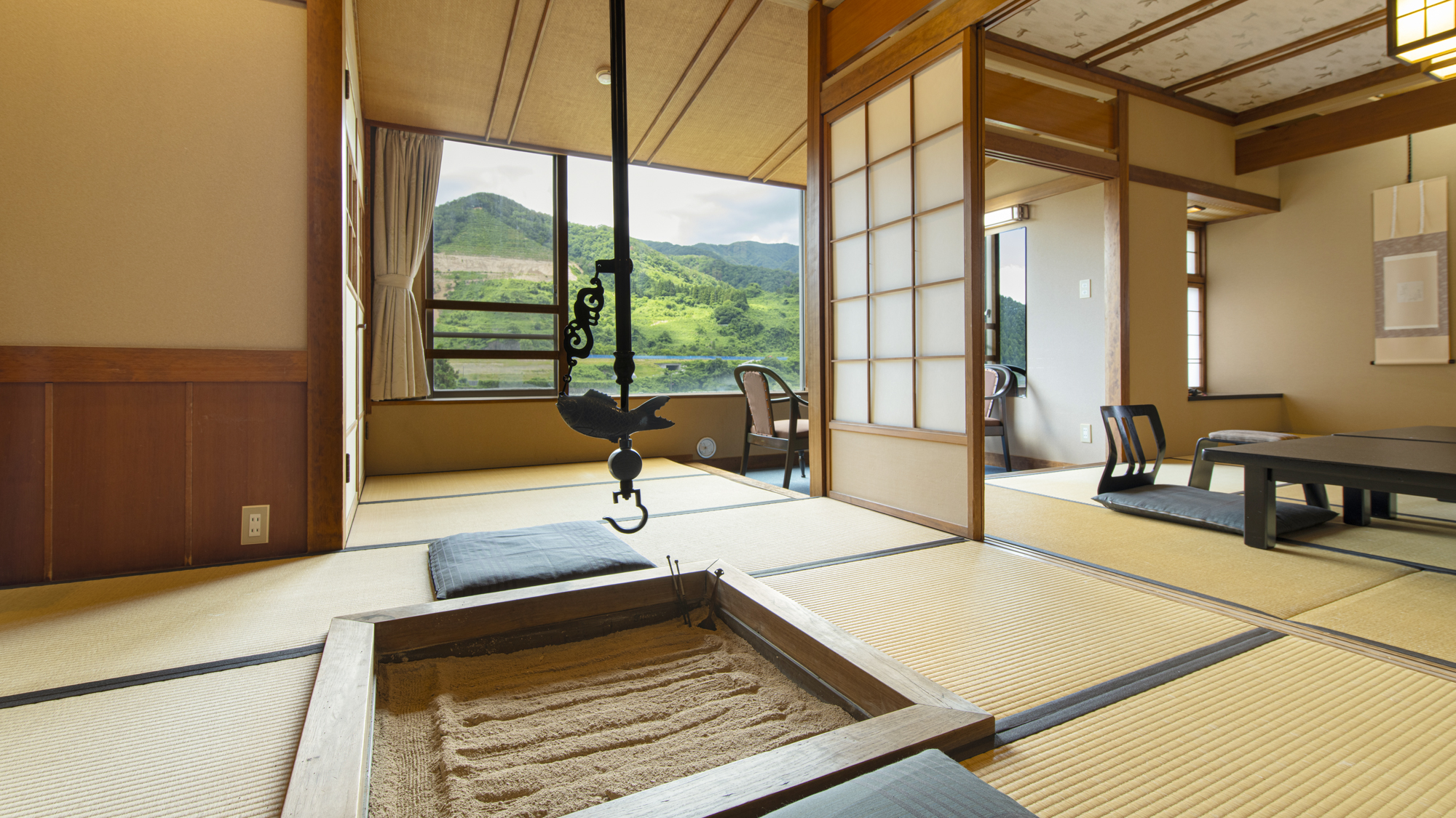 *【客室/506号室川側】囲炉裏を囲む民芸調のお部屋で、温泉旅情に癒される贅沢な時間を。