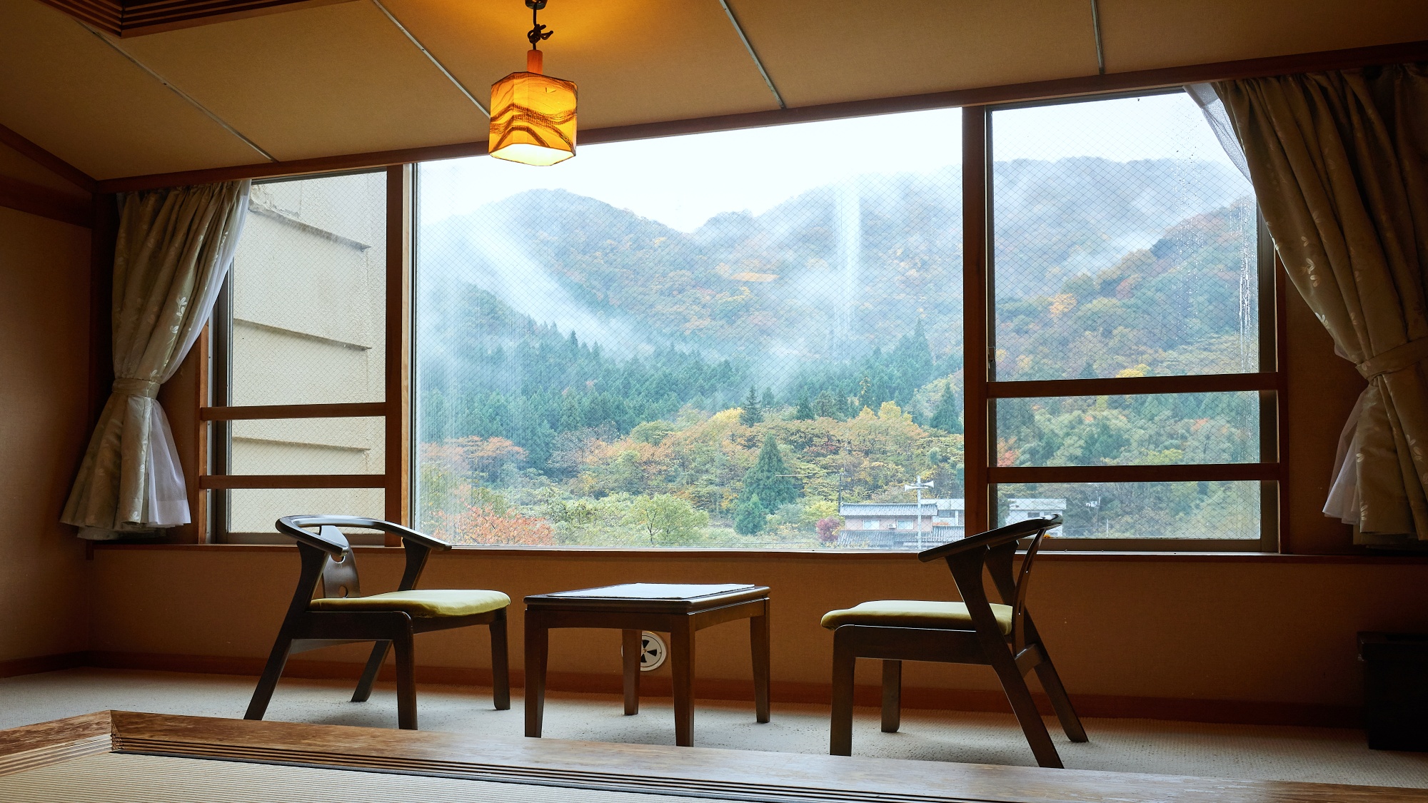 *【客室/407号室507号室川側】大きな窓越しに広がる四季の山景色をご堪能ください※ワンちゃん不可