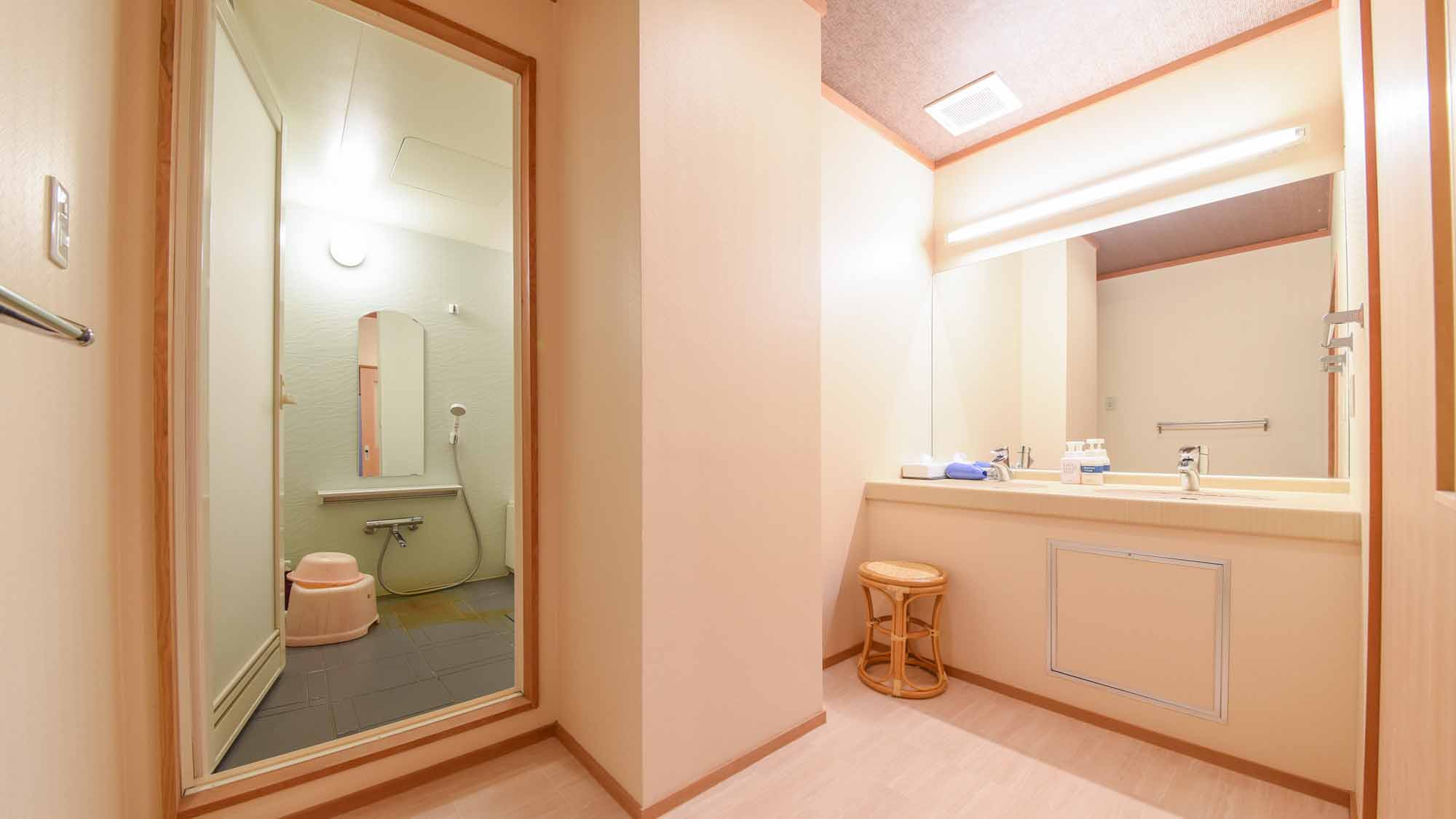 *【客室/和室13畳＋8畳(101号室)】客室にはシャワー・バスタブと、広めの洗面台スペースを完備。