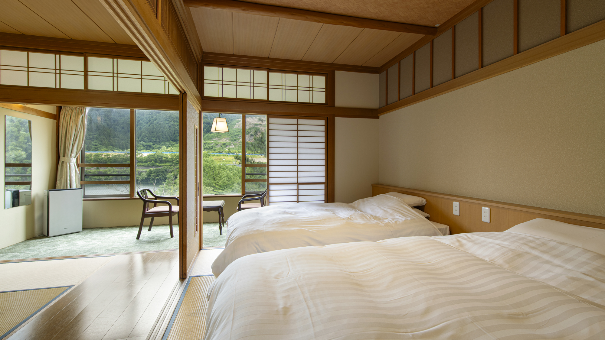 *【客室/401号室川側】上品な設えと温かな照明が、旅の疲れを優しく癒してくれます。