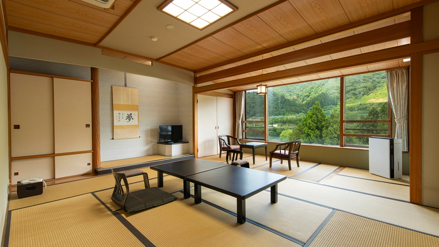 *【客室/和室12畳】どこか懐かしさのある和室。シンプルですがほっと一息落ち着けるお部屋です。