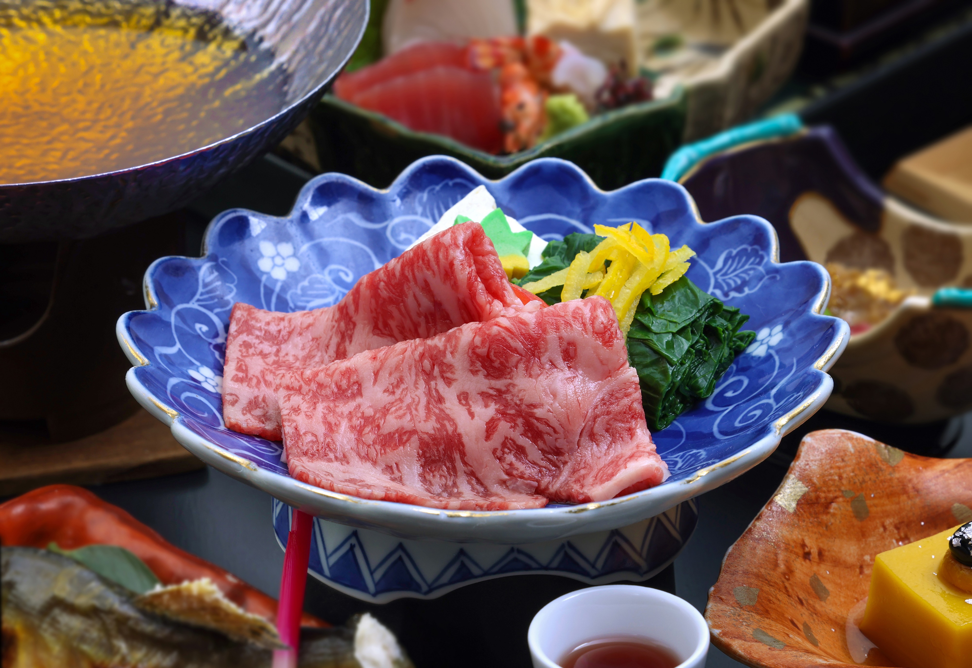【料理長おすすめ】当館人気のプラン。飛騨牛の味しゃぶをはじめ、特製焼寿司などおもてなし料理を楽しむ。