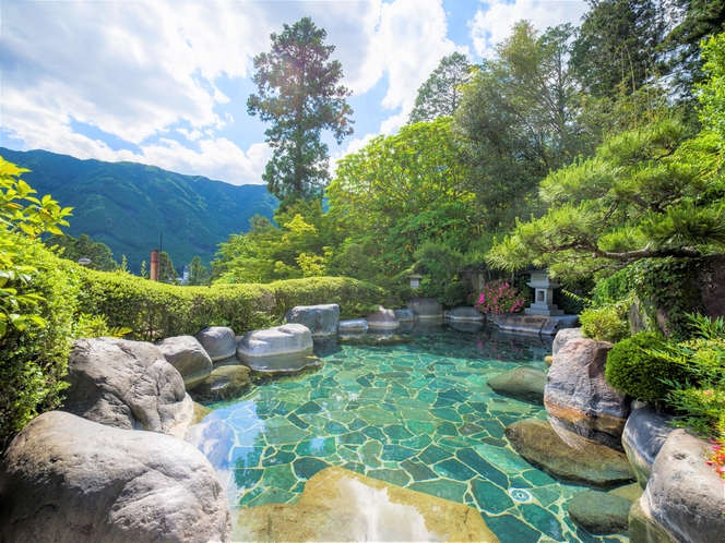 【露天風呂　山渓之湯】自然に囲まれた当館の露天風呂。解放感あふれる景色と共に楽しむ。