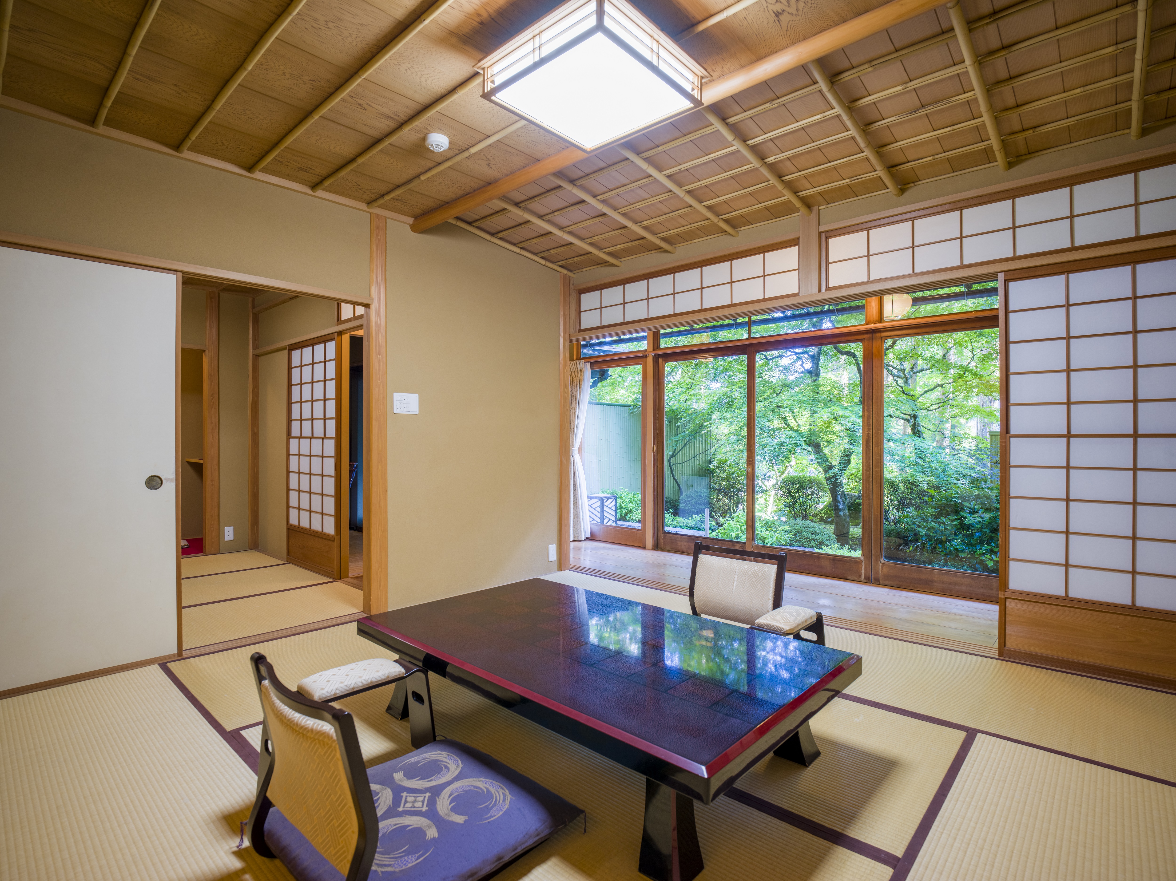 【紅葉之間】現代風数寄屋造りの贅を楽しむお部屋。とても柔らかな雰囲気に寛げる空間。