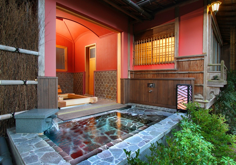 【露天風呂付特別室　春慶荘】飛騨伝統工芸「春慶塗り」で施され、格別の風情を醸し出している人気の一室。