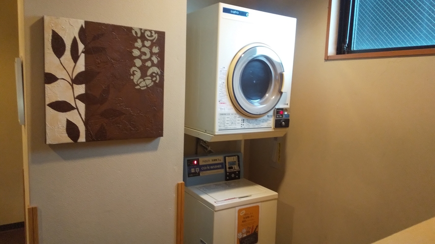 ●大浴場内コインランドリー（男性用１台）洗濯機200円／回・乾燥機100円／30分