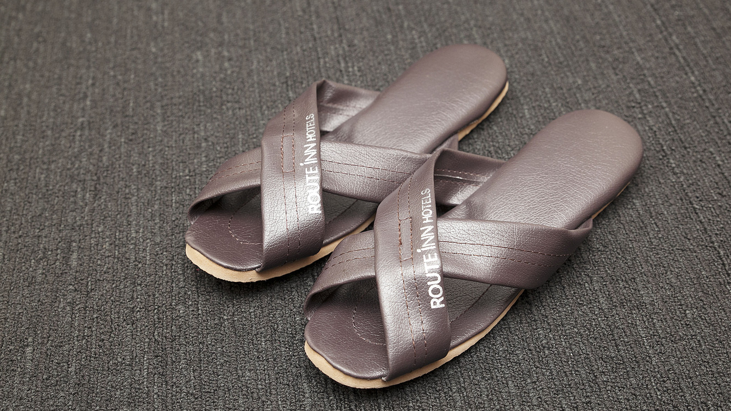 【スリッパ】　大サイズ・お子様サイズもご用意しております。　館内はスリッパでご移動いただけます。