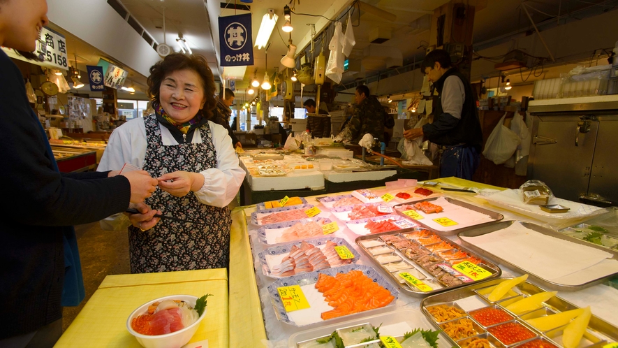 【周辺観光施設】　青森魚菜センター　のっけ丼