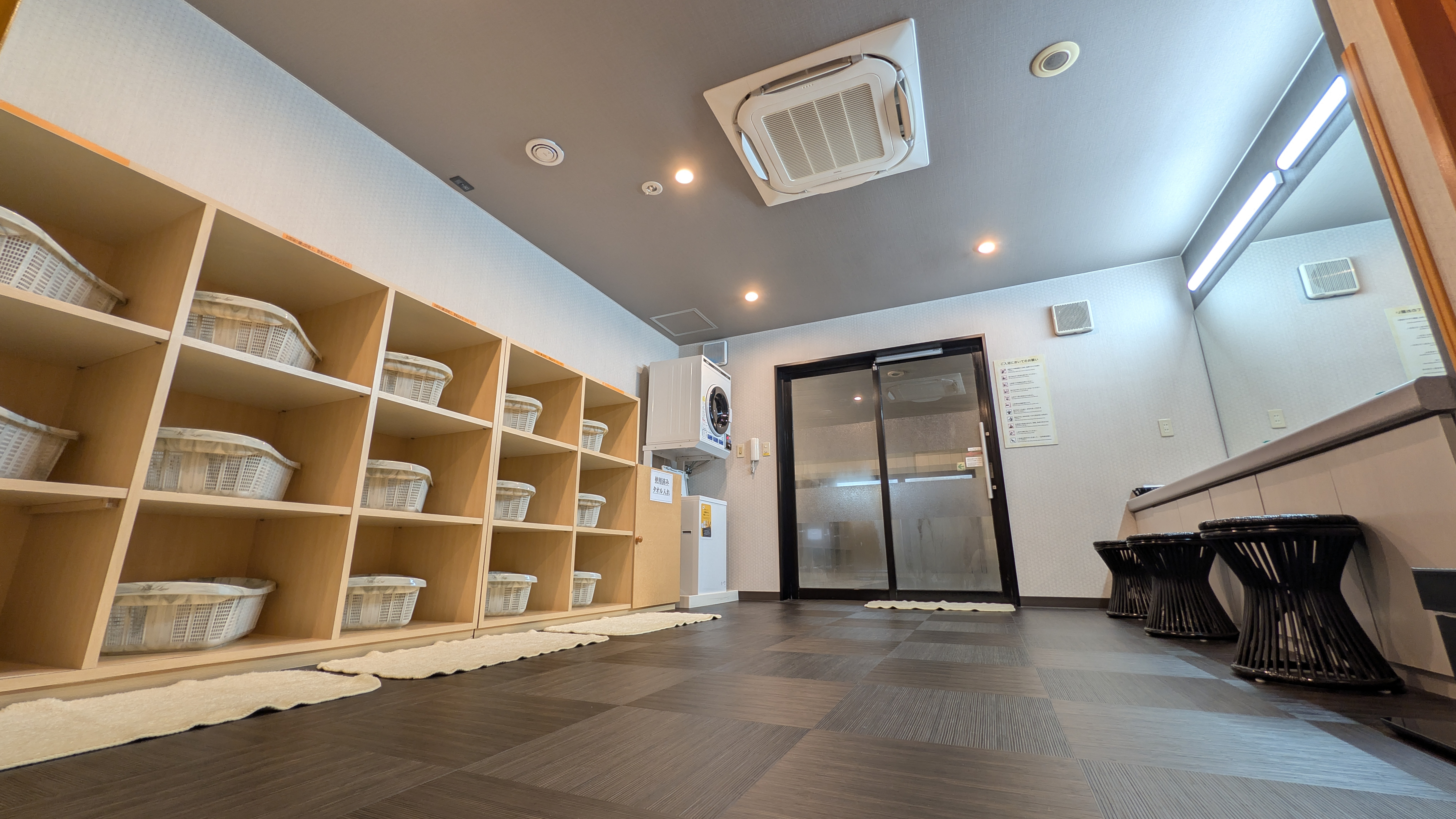 男性大浴場脱衣室