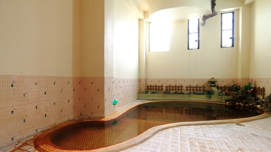 1階「石の湯　朱い湯花の鉄泉」昔ながらのレトロな雰囲気。鉄泉　源泉かけ流し