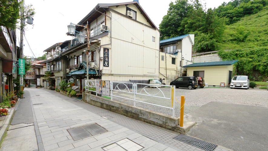 旅館横に駐車場がございます。チェックイン後のお出かけにも便利です。