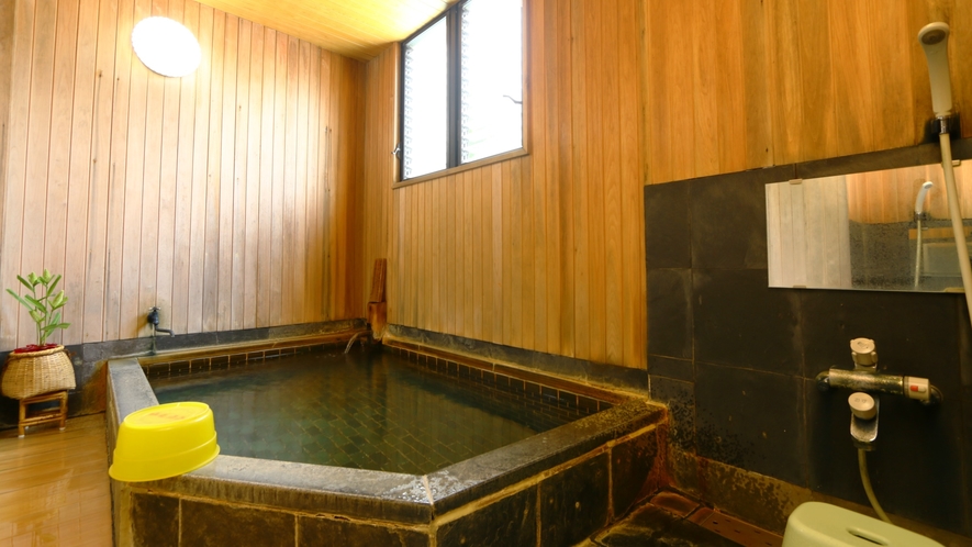 2階「檜湯　白い湯の花の硫黄泉」木の温もりに囲まれた浴室。硫黄泉　源泉かけ流し