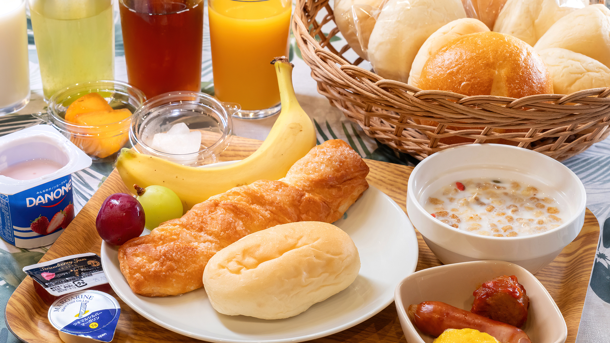 【ご朝食】＜ご宿泊者様無料！＞種類豊富なパンに、グラノーラや卵料理まで♪