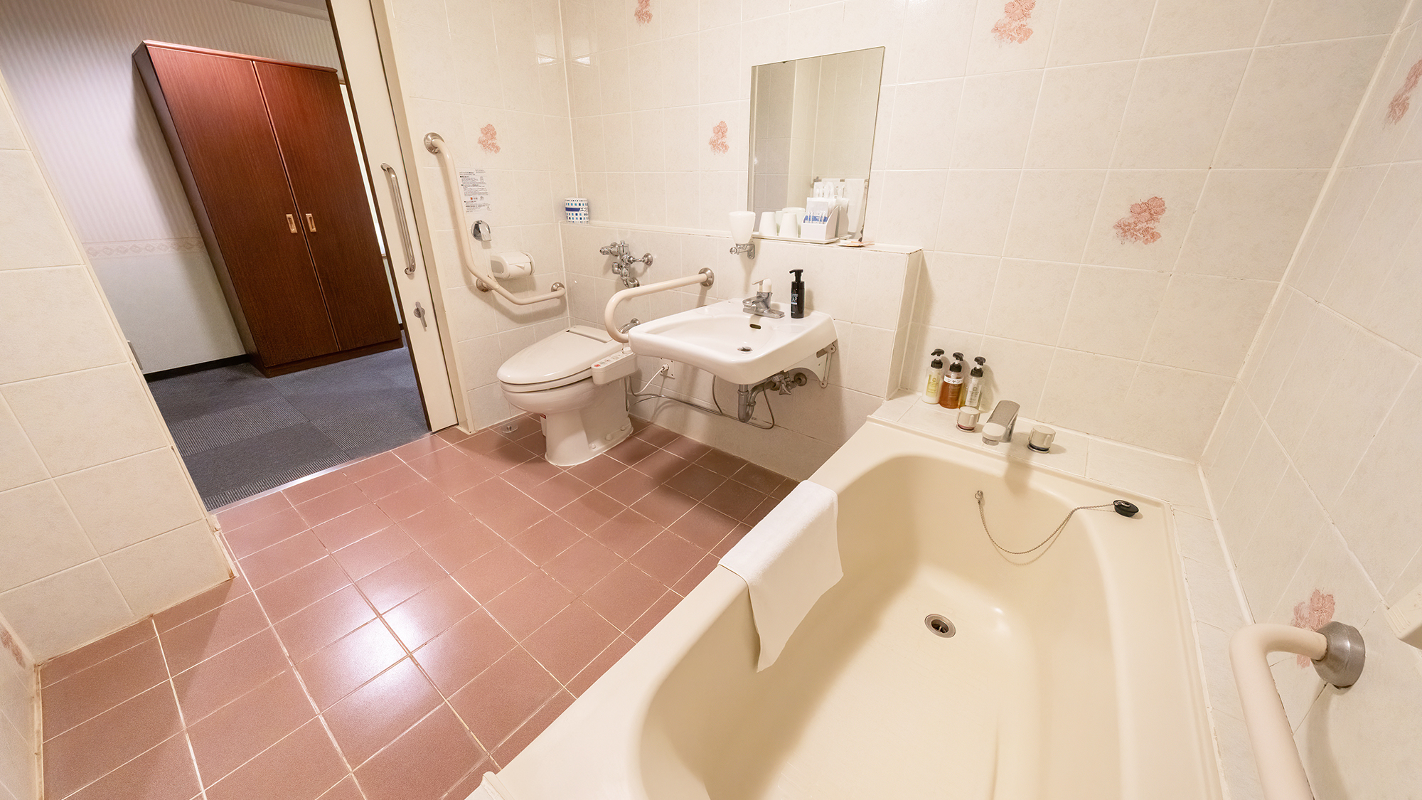 【DXツイン】ユニバーサルデザインのバスルームは、段差が少なく広さがある空間