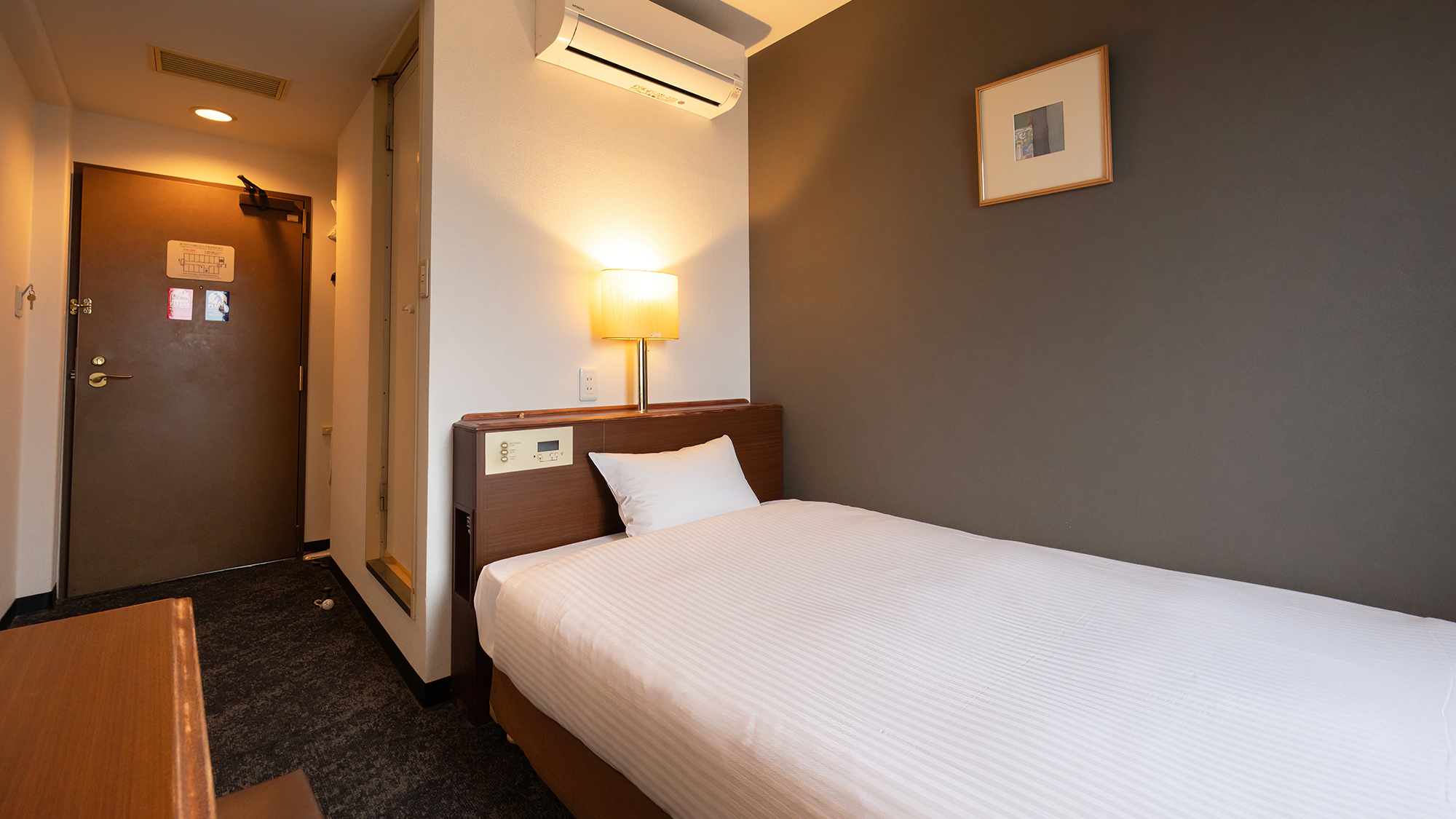 【シングル】広々セミダブルサイズのベッドで、ビジネスや一人旅の利用でもゆとりある休息を