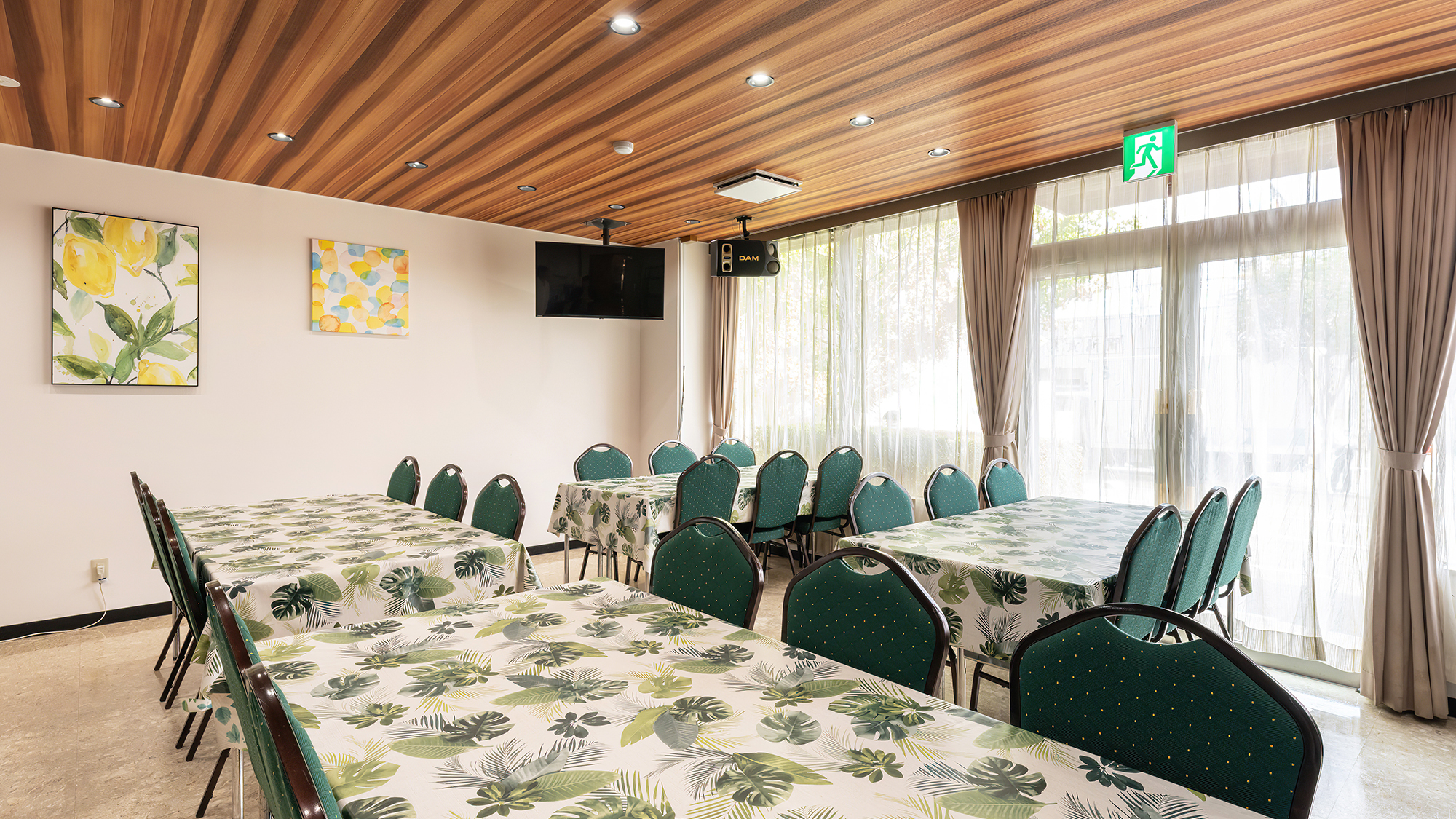 【レストラン】一日のはじまりに爽やかな空気を届ける、グリーンを基調としたインテリア。