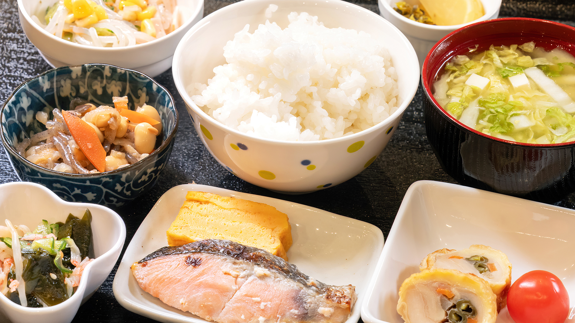 【ご朝食】＜ご宿泊者様無料！＞お味噌汁に焼き魚、副菜など健康的な朝を過ごせる優しい味のメニュー