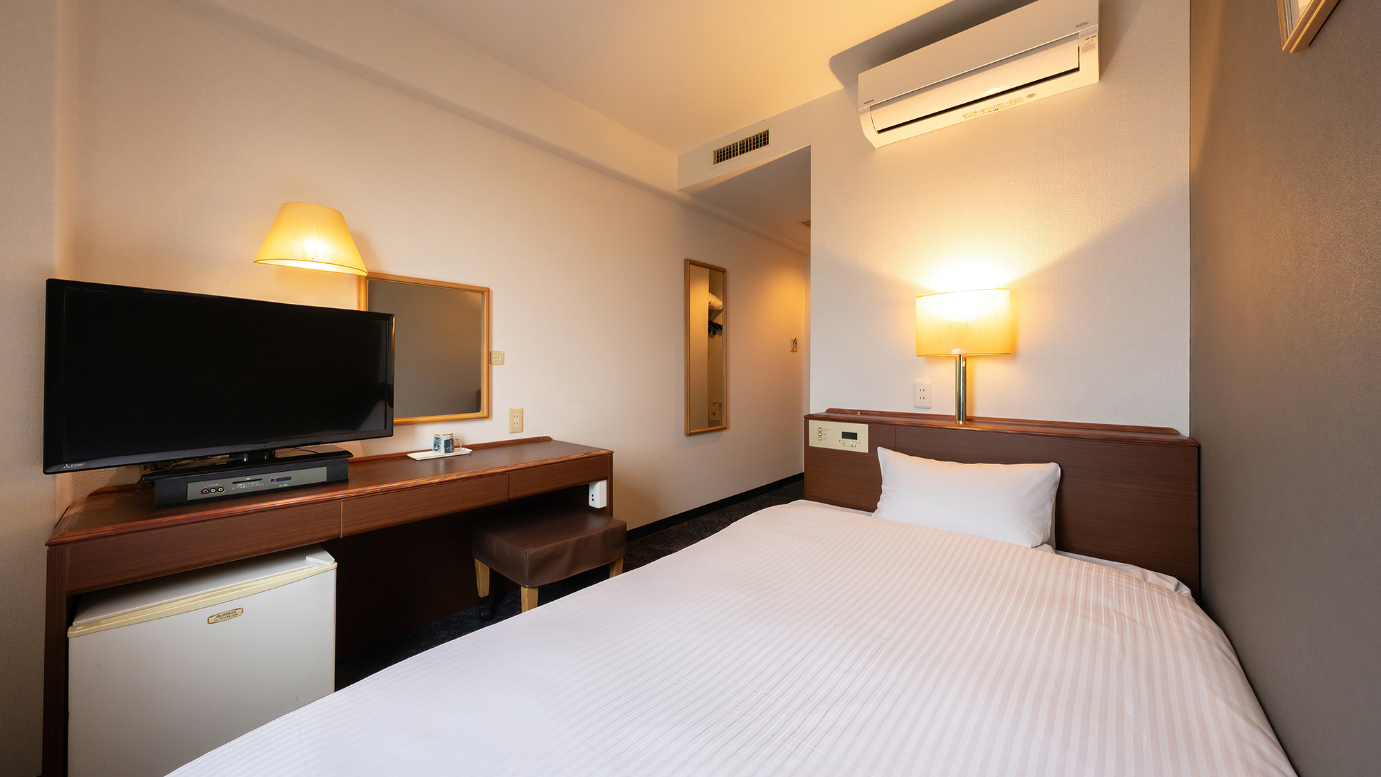 【シングル】デスク付で、PC作業にも便利です