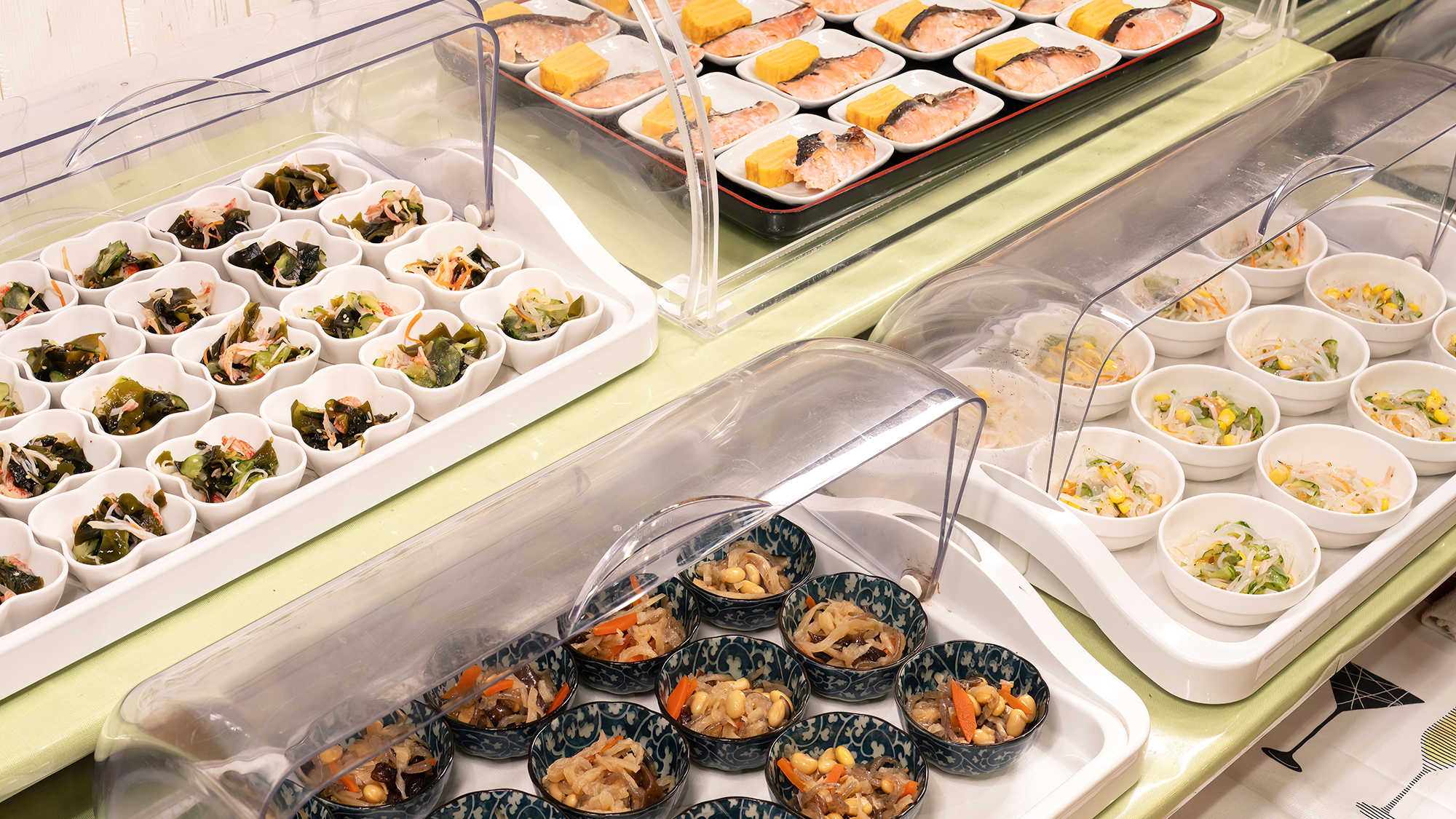 【ご朝食】＜ご宿泊者様無料！＞クチコミでも好評！小鉢を選んで自分好みの朝を味わう朝食無料サービス