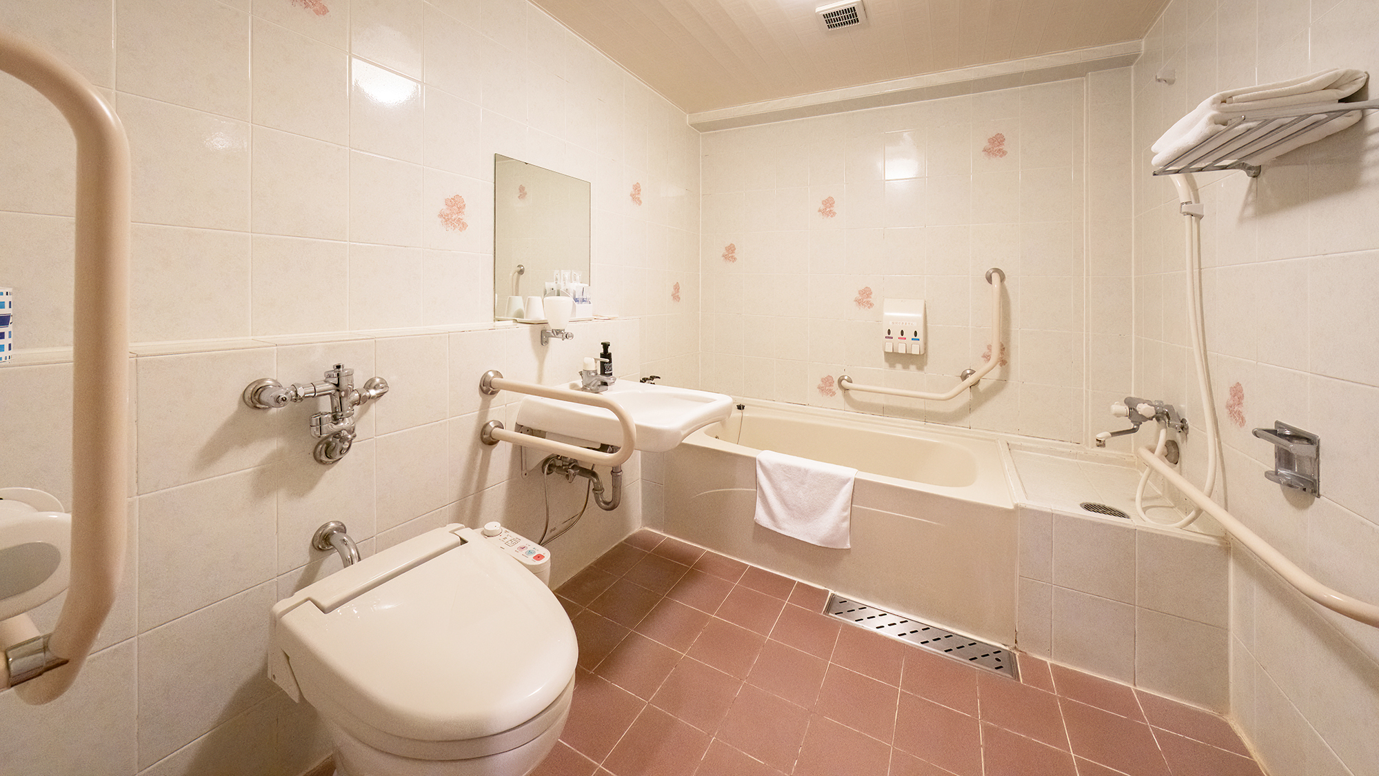 【DXツイン】ユニバーサルデザインのバスルームは、段差が少なく広さがある空間