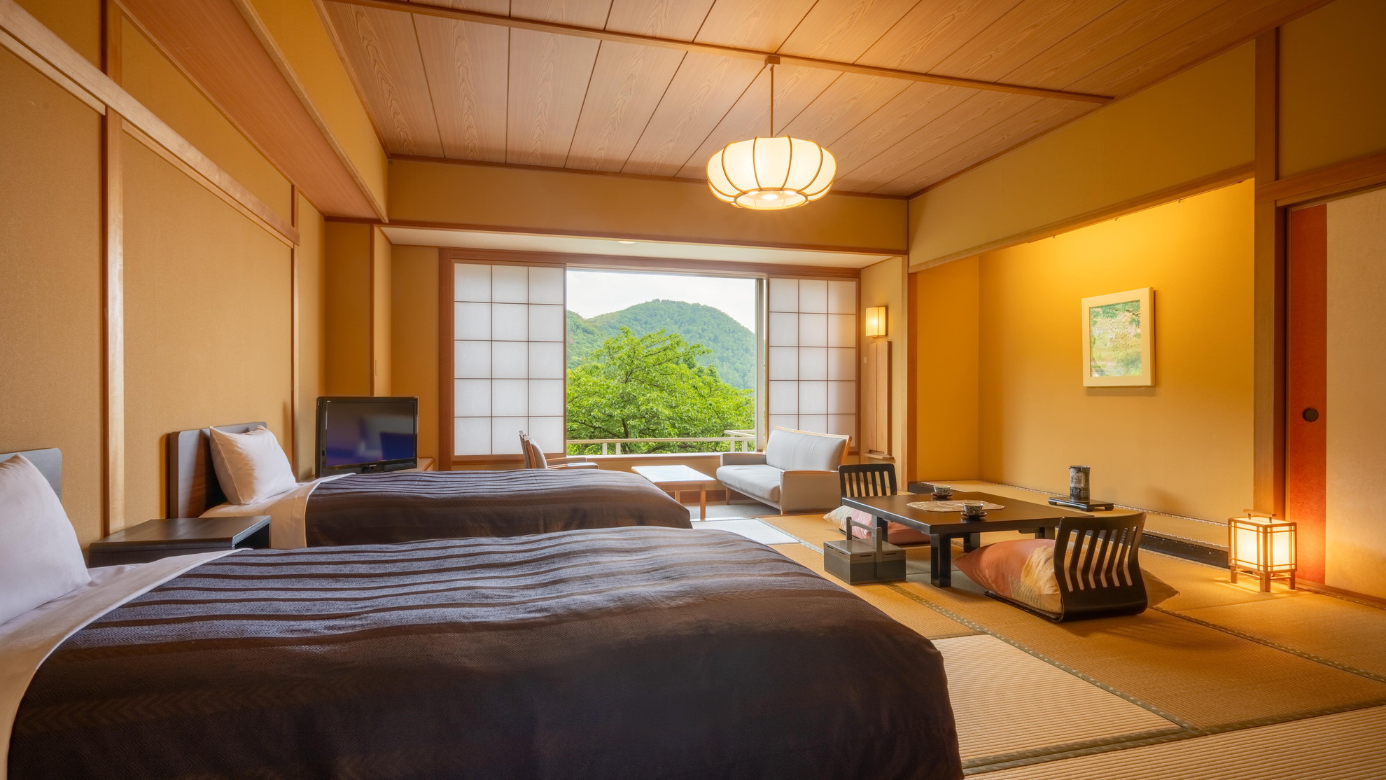 【和ベッド客室 12.5畳｜凌雲閣】セミダブルベッド付きの和室のお部屋です