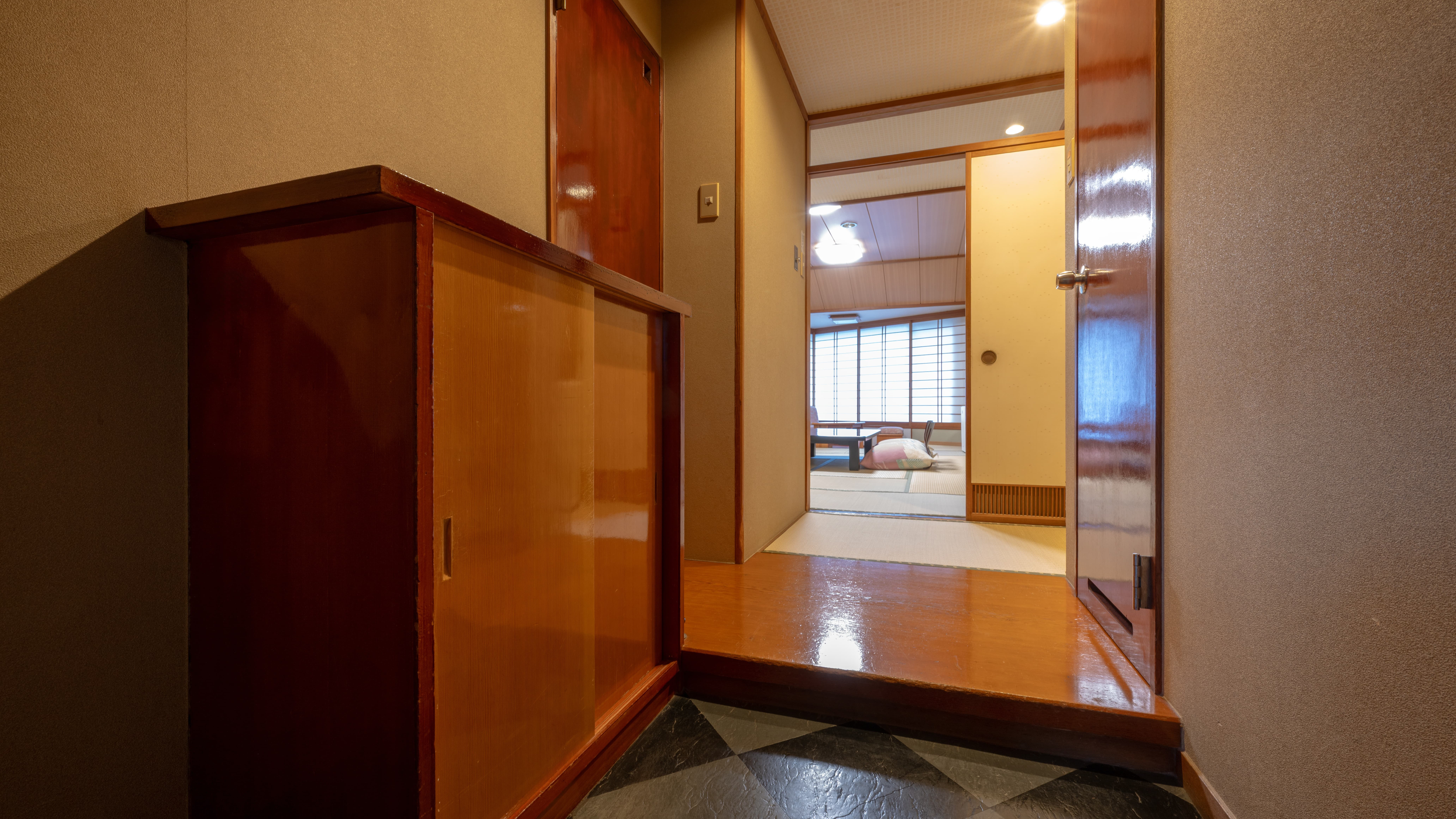 【スーペリア和室 12畳｜紫雲閣】四季の景色が美しい♪渓谷と片倉山を望むお部屋です