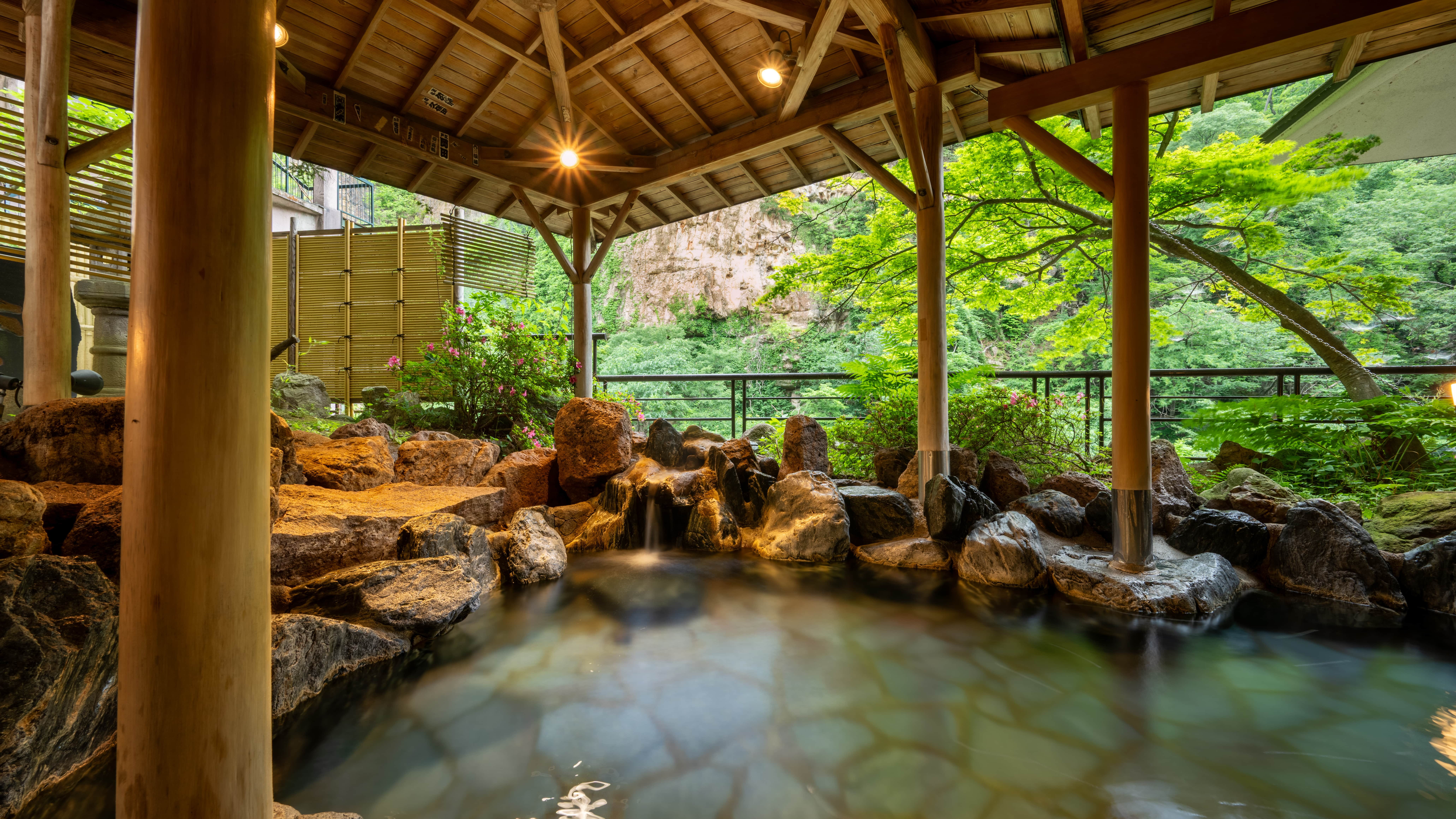 【露天風呂・かもしかの湯】大浴場は東北最大級！自然の眺めも美しい♪自家源泉の「弱アルカリ性単純泉」